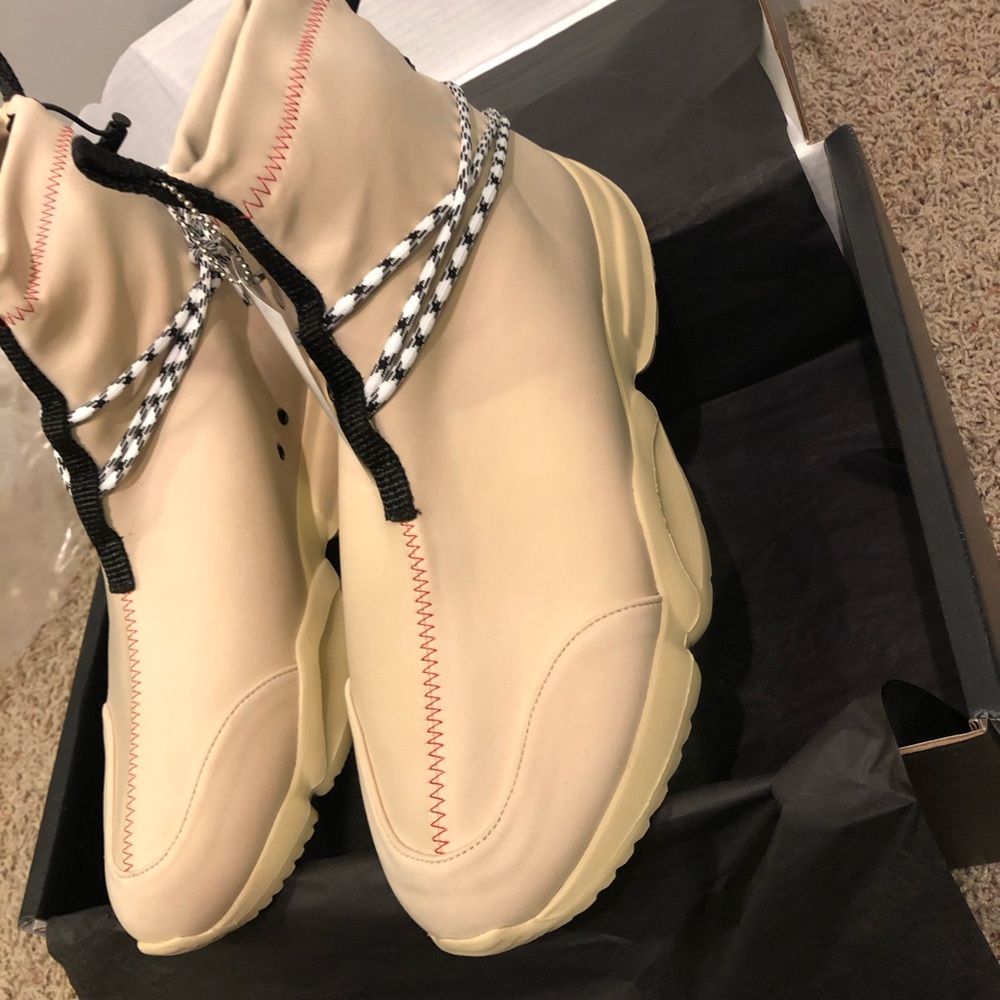 John Geiger 002 Cream/Cream/Red